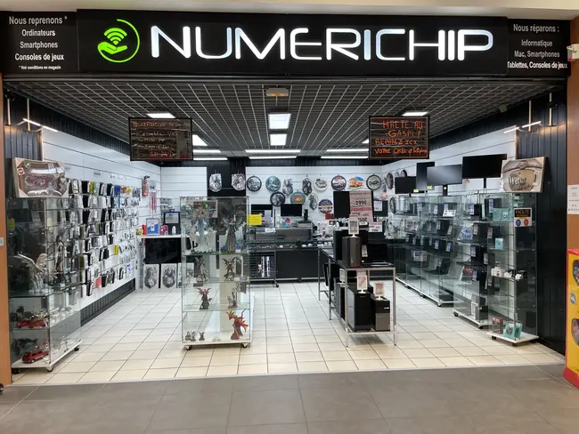 La devanture du magasin d'informatique numerichip situé dans la galerie E. Leclerc d'Harly